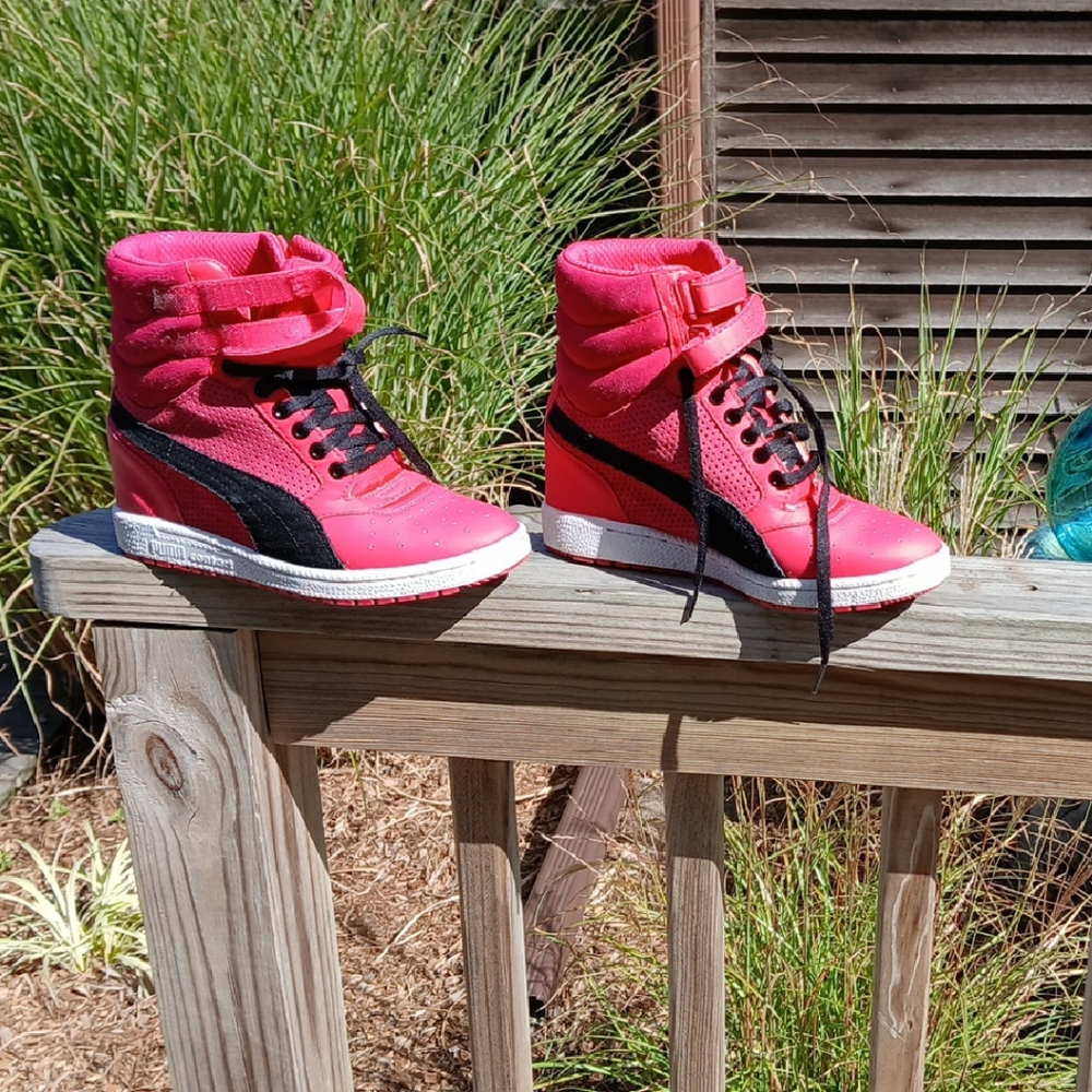 Puma Womens SIZE 8 Sneakers in Vibrant Pink and Black W/ Wedge Great Condition